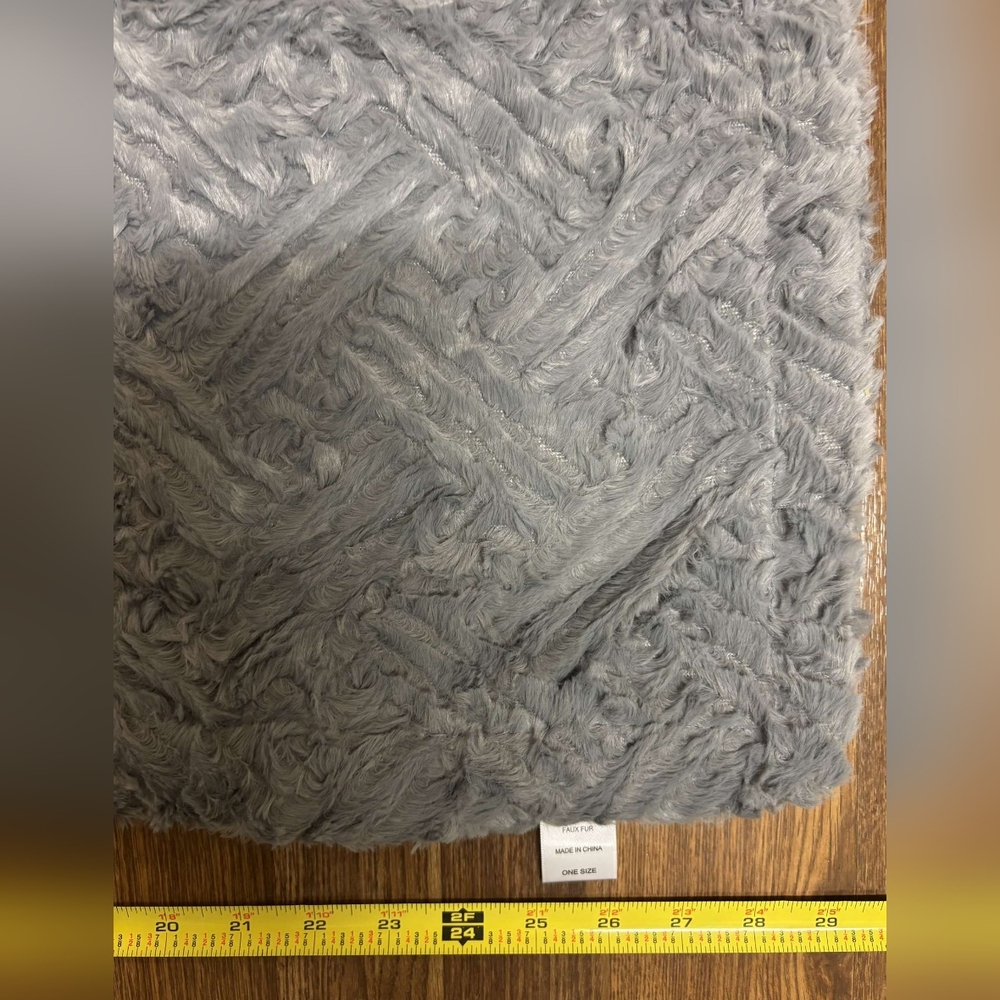 Limited edition soft gray plush throw - Picture 15 of 17